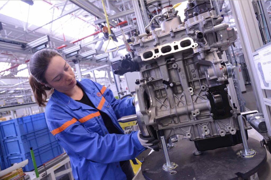 Ouvrière dans une usine Stellantis