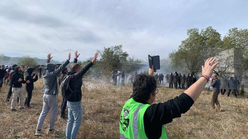 manifestants tentent d'empêcher une charge des gendarmes