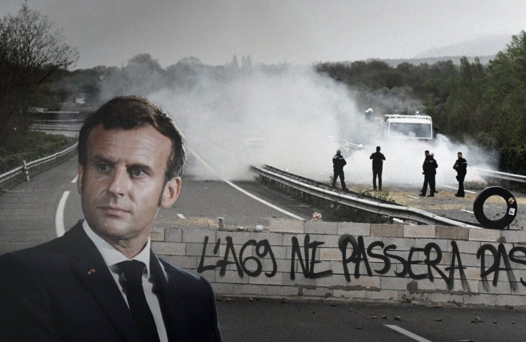 Macron devant l'autoroute A69 occupée