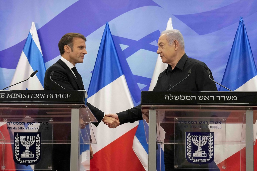 Macron Netanyahou, poignée de main