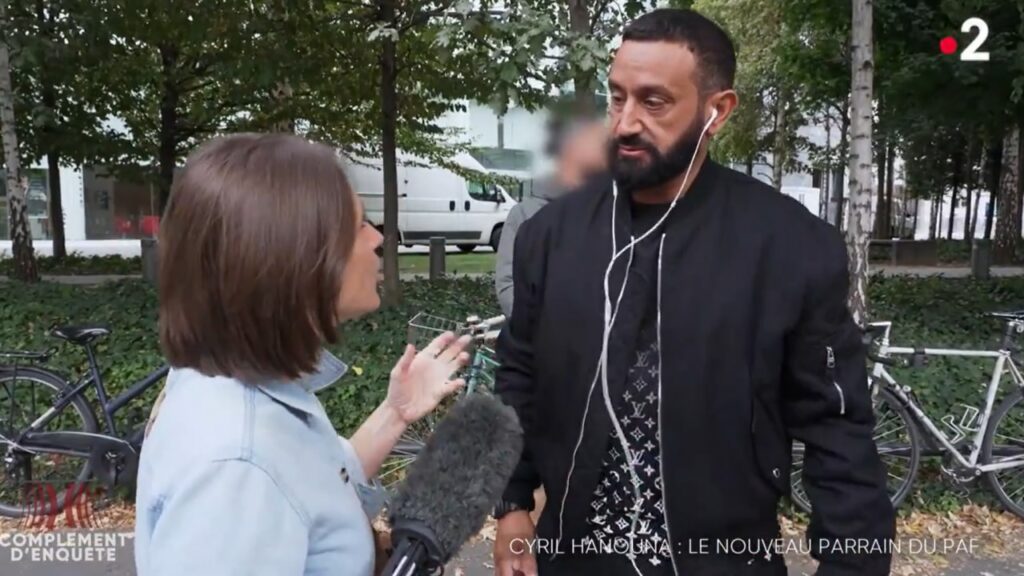 La journaliste Virginie Vilar tentant d'interviewer Cyril Hanouna