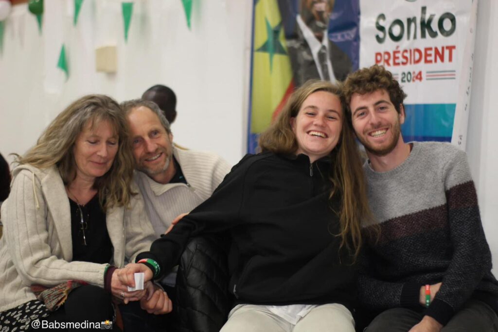 Coline Fay entourée de ses parents et son frère après sa libération