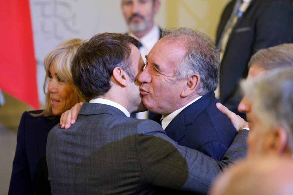 Emmanuel Macron embrasse François Bayrou