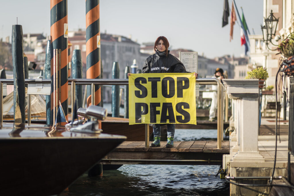 activistes italiens avec un panneau "stop PFAS"