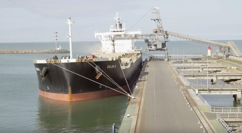 Un cargo au port de la Rochelle