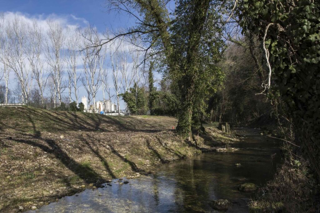 La rivière qui coule derrière l'usine Miteni