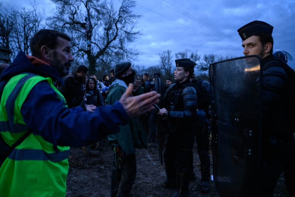 Des opposants à l'autoroute A69 font face à des gendarmes