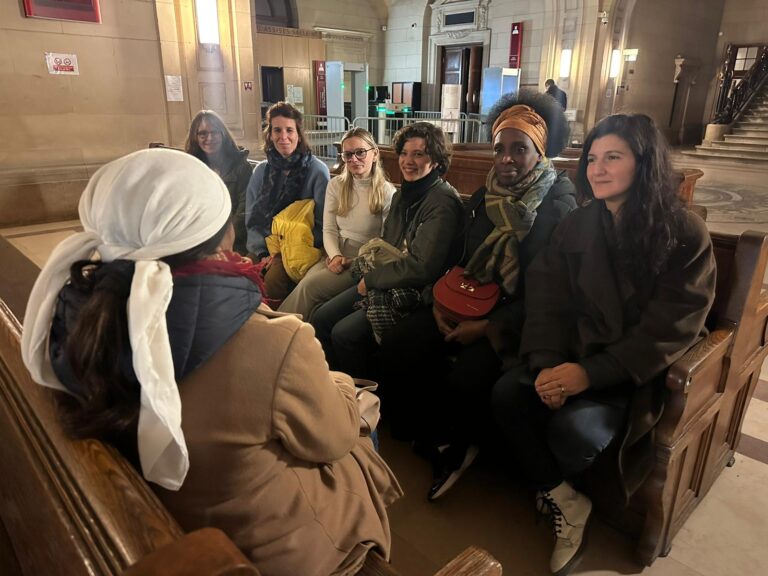femme de chambre victime d'un viol face à ses soutiens