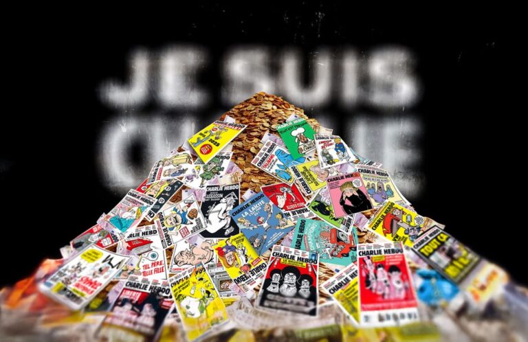 Charlie Hebdo : montagne d'argent avec les exemplaires du journal