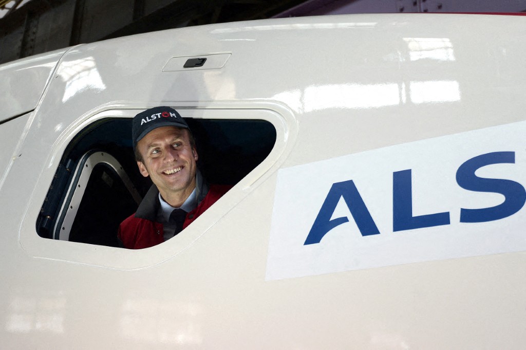 Emmanuel Macron, alors ministre de l'Economie et de l'Industrie, visite l'usine d'Alstom à Belfort, le 28 mai 2015.
