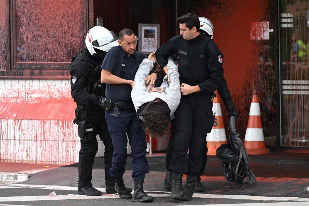 Des policiers français interpellent un militant d'Extinction Rebellion à l'aéroport de Paris-Le Bourget le 23 septembre 2022.