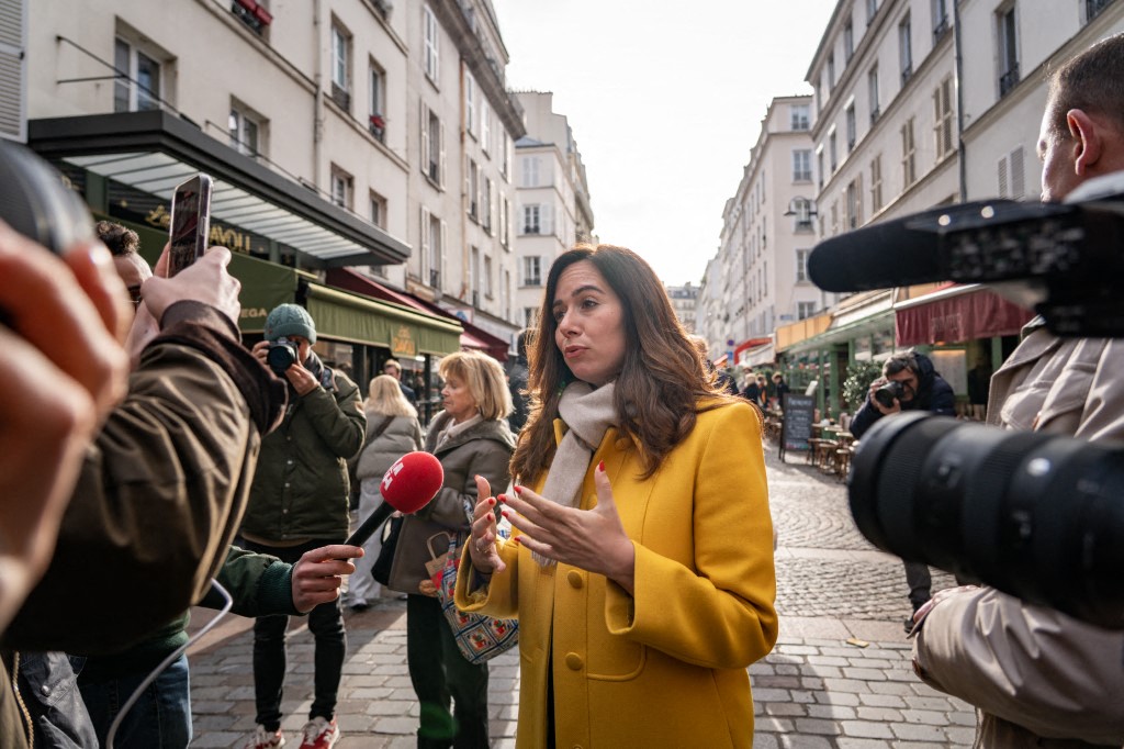 Sarah Knafo en pleine campagne pour la mairie de Paris, un mois et demi avant le premier tour des municipales de 2026