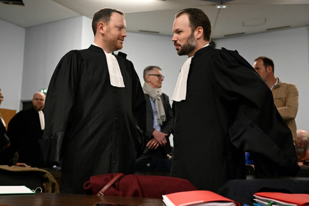 Les avocats de Nestlé Waters s'entretiennent avant l'audience préliminaire du procès du groupe suisse, au palais de justice de Nancy, le 23 mars 2026.