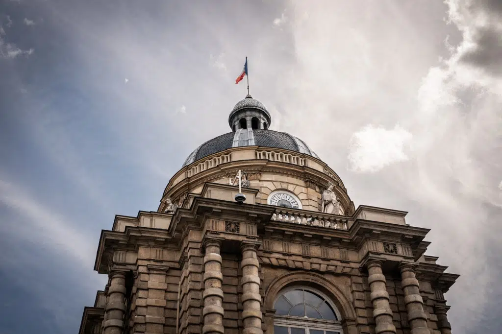 Illustration du bâtiment du Sénat, vue de l'entrée principale avec le dôme.