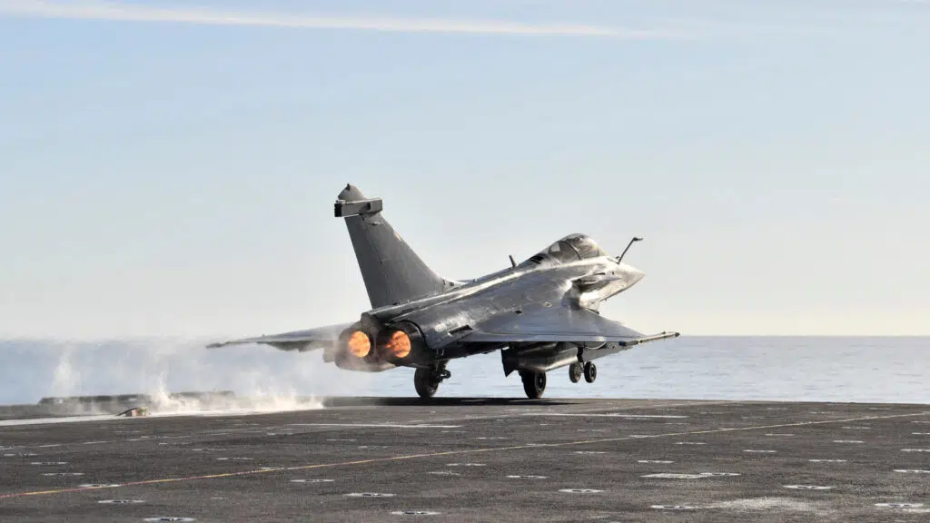 Un avion de chasse français Rafale décolle du porte-avions « Charles de Gaulle », le 8 novembre 2018.