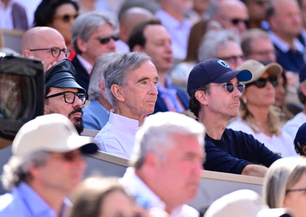 Le PDG de LVMH Bernard Arnault (au centre) et son fils (à droite), assistent à la finale masculine en simple de Roland-Garros, le 7 juin 2026.