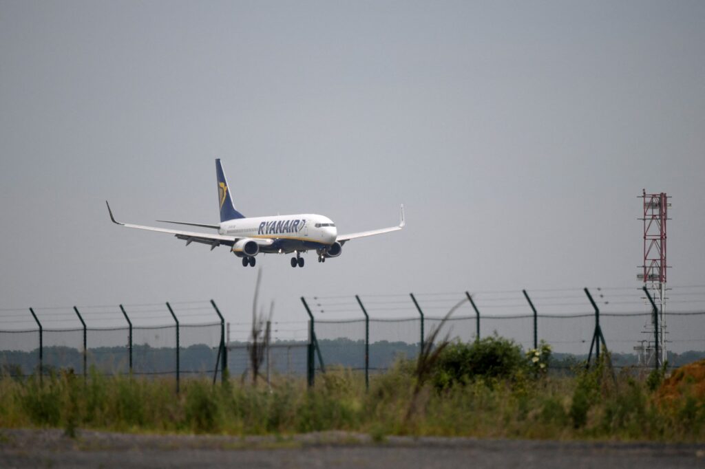 Un avion atterrit à l'aéroport de Beauvais